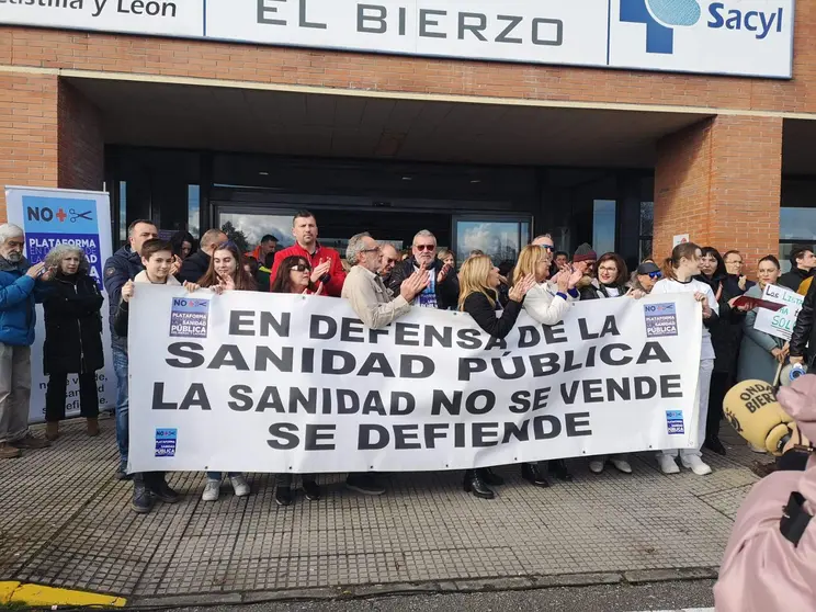 Concentraci&oacute;n 'Abrazo al Hospital' ante el hospital del Bierzo