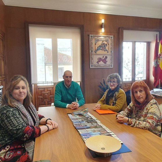 Representantes de la Asociación Cultural Aguzo se reúnen con el alcalde para abordar la celebración de las Marzas