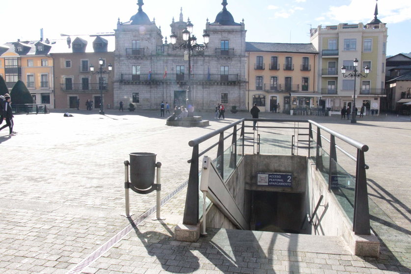 Entrada al aparcamiento subterráneo en la plaza del Ayuntamiento de Ponferrada