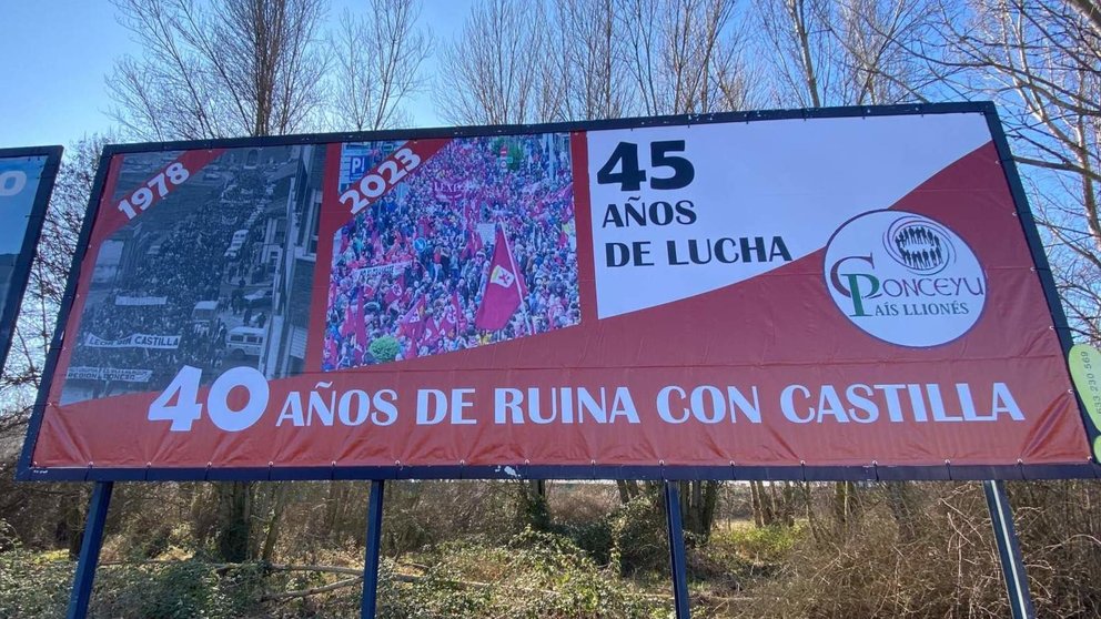 Nueva valla de Conceyu para conmemorar el 45º aniversario de la primera manifestación PRO AUTONOMÍA LEONESA y lamentar los 40 años de autonomía con Castilla.