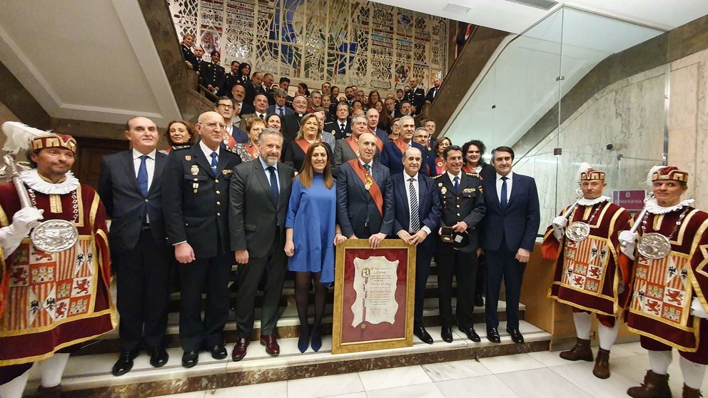 El Ayuntamiento de León concede la Medalla de Oro de la ciudad a la Policía Nacional por su “compromiso y dedicación” con la ciudadanía