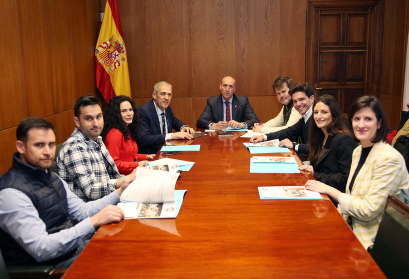 Reunión entre miembros de AJE y el alcalde de León, José Antonio Diez