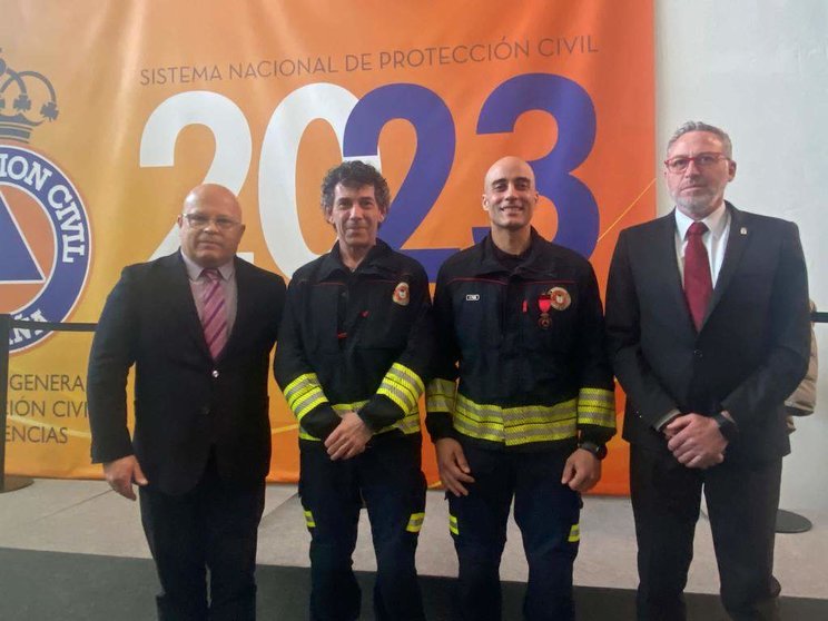 El bombero de Ponferrada Roberto García Morán recibe la medalla al Mérito de Protección Civil por su actuación en el incendio de la Tebaida