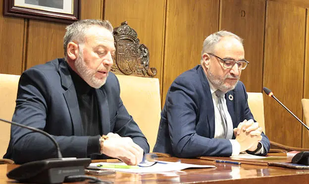 El alcalde de Ponferrada, Olegario Ram&oacute;n, y el concejal de Movilidad, Jos&eacute; Antonio Cart&oacute;n, durante el anuncio de la apertura de una oficina de la DGT en Ponferrada.