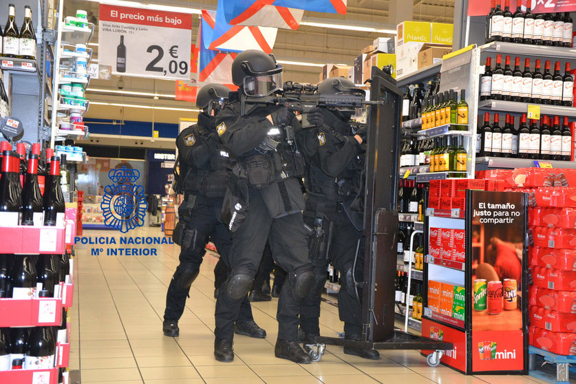 Simulacro antiterrorista de Policía Nacional en el centro comercial de Carrefour en Ponferrada