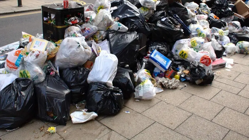 Acumulaci&oacute;n de basura por huelga del servicio.