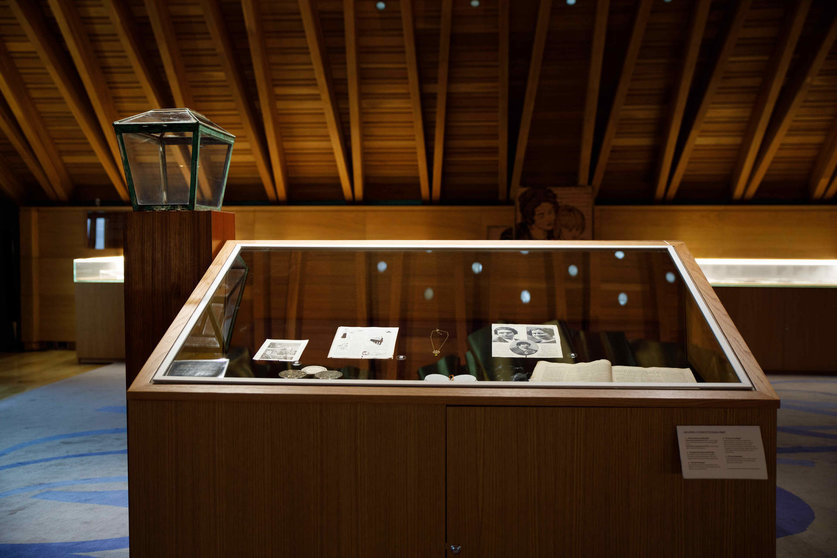 Casa Botines ofrece visitas guiadas a su exposición 'Mujeres de pergamino y papel'