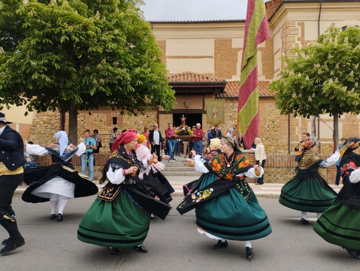 Bailes regionales en la Romería de San Isidoro del Monte Trobajo del Camino