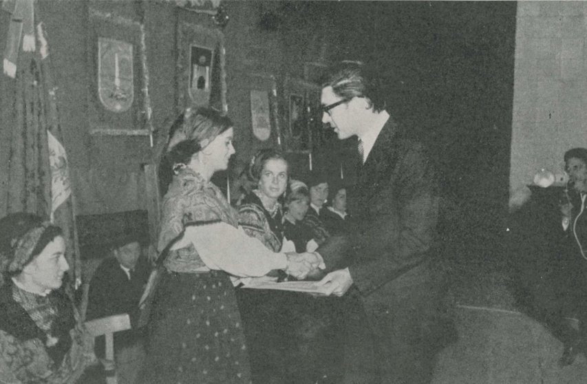 Francisco Umbral recogiendo el Premio de Novela Corta ‘Provincia de León’, en Villablino, en el año 1965.
Firma: Archivo Diputación de León.