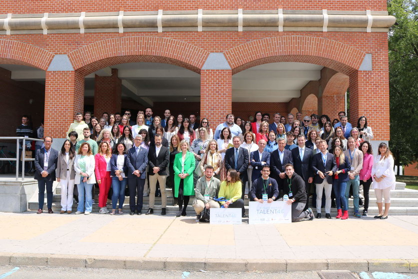 Empresas participantes y alumnos ganadores ExpoLeóni4