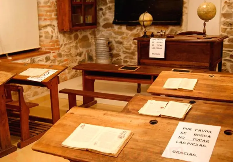 La antigua escuela de Castrocalb&oacute;n