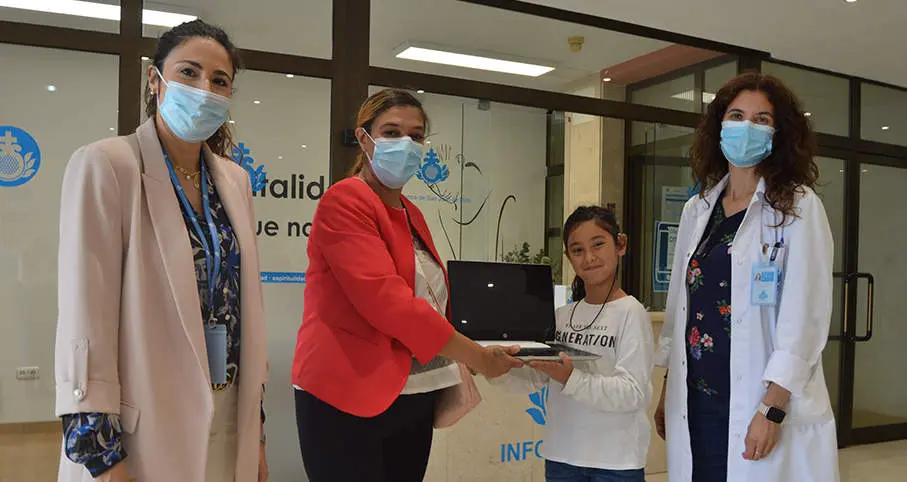 Leire de Astorga recibiendo uno de los ordenadores port&aacute;tiles