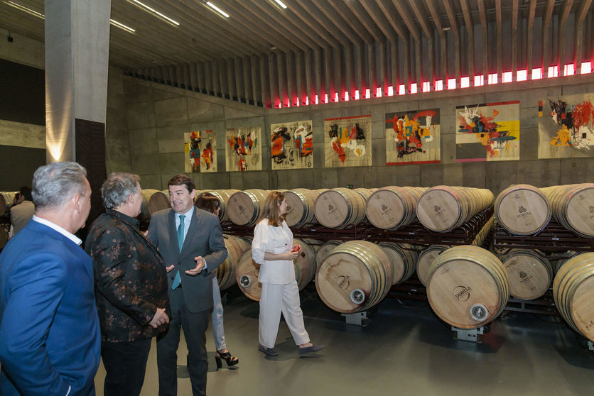 Mañueco traslada el orgullo por el sector del vino de Castilla y León que apuesta por la calidad