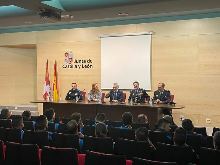 Curso de Gu&iacute;as caninos y adiestramiento de perros detectores pasivos de drogas y sustancias estupefacientes