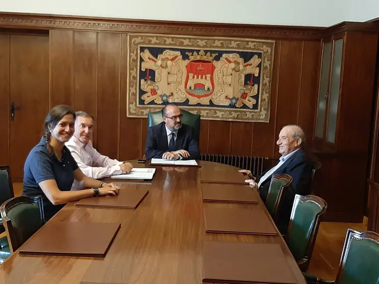 El alcalde de Ponferrada, Marco Morala, en compa&ntilde;&iacute;a de la concejal de Presidencia y Relaciones Institucionales, Lidia Coca, ha recibido en el Ayuntamiento de Ponferrada a una delegaci&oacute;n de la Real Hermandad de Jes&uacute;s Nazareno.