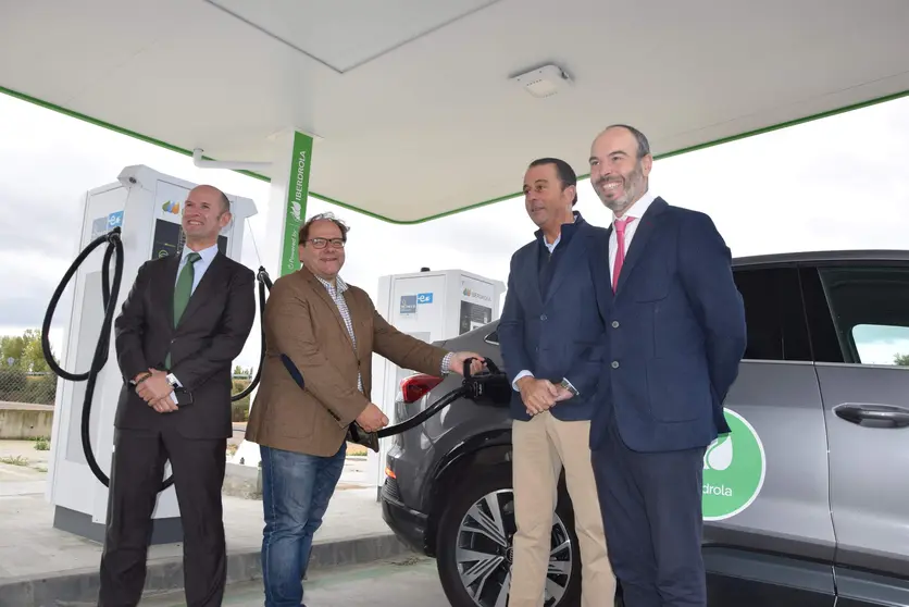 Iberdrola inaugura el primer gran parque de recarga ultrarr&aacute;pida para veh&iacute;culos el&eacute;ctricos en La Ba&ntilde;eza