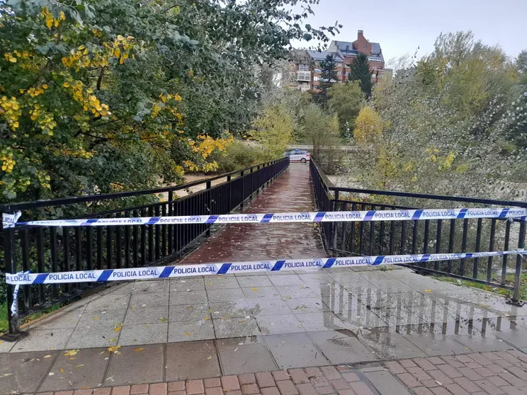 El Ayuntamiento de Le&oacute;n cierra las pasarelas peatonales del Bernesga