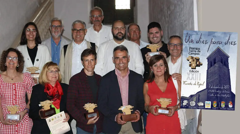 Un diez para diez Premios comarcales en Tierra de Campos.
La filosof&iacute;a de estos premios comarcales es valorar el m&eacute;rito, los esfuerzos y la
dedicaci&oacute;n de personas implicadas con Tierra de Campos, para mantener el
patrimonio, la poblaci&oacute;n y mejorar la calidad de vida entre la gente terracampina.
Premiados y organizadores en Ampudia (Palencia), Fuentes de Carbajal (Le&oacute;n) y Ca&ntilde;izo (Zamora).
Grajal de Campos (Le&oacute;n). Cartel dise&ntilde;ado por Luis Pablo y las fotos realizadas y enviadas por Paris y Patricia.