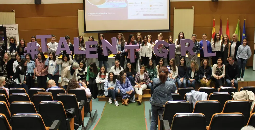 Foto de archivo - Alumnas, organizadores, mentoras y representantes de entidades colaboradoras - Edici&oacute;n 2022-2023