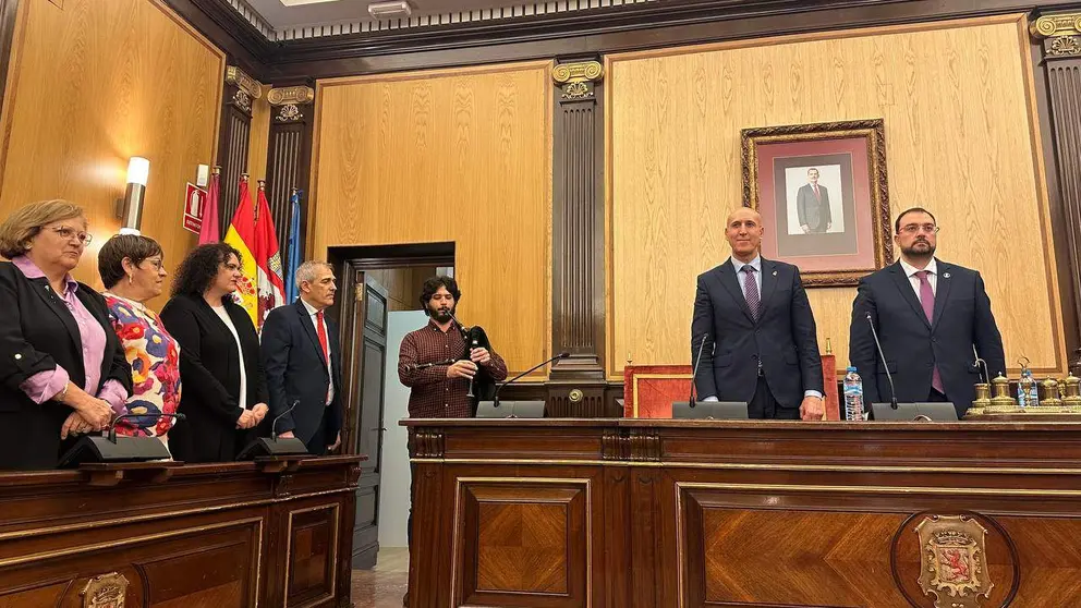 Recepci&oacute;n a Adri&aacute;n Barb&oacute;n en el Ayuntamiento de Le&oacute;n.
