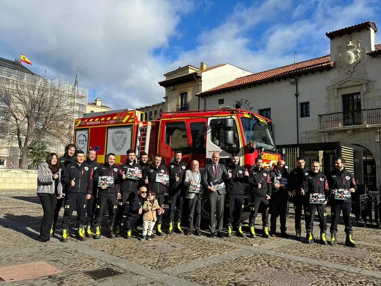 Los Bomberos de Le&oacute;n dedican su calendario solidario al peque&ntilde;o Dar&iacute;o, diagnosticado con una enfermedad ultrarrara