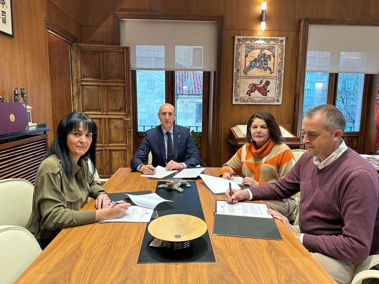 El alcalde de León, José Antonio Diez, y la alcaldesa de San Andrés del Rabanedo, han firmado hoy la prórroga del convenio entre ambos municipios