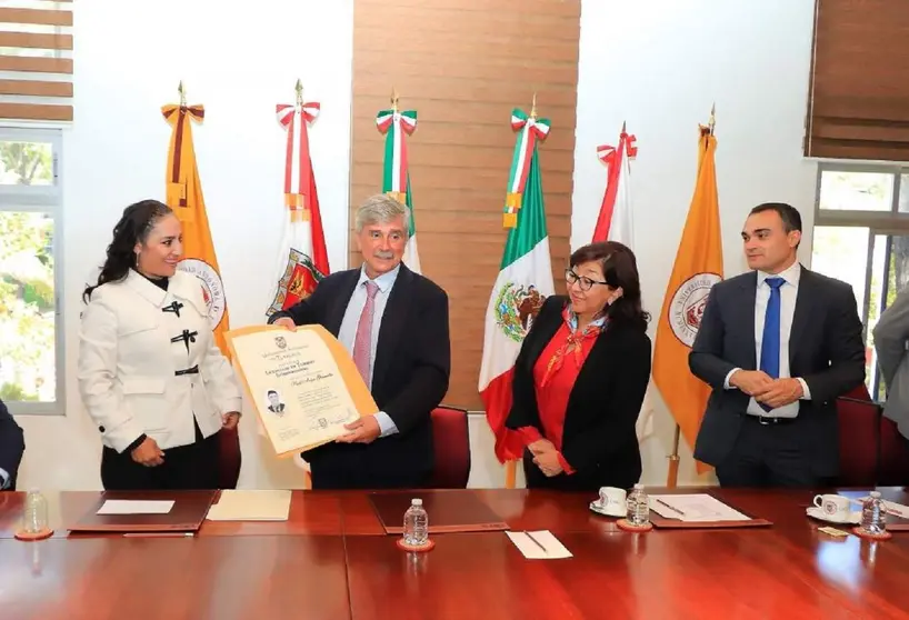 Entrega al Rector de la ULE del doble t&iacute;tulo de un alumno de Turismo.