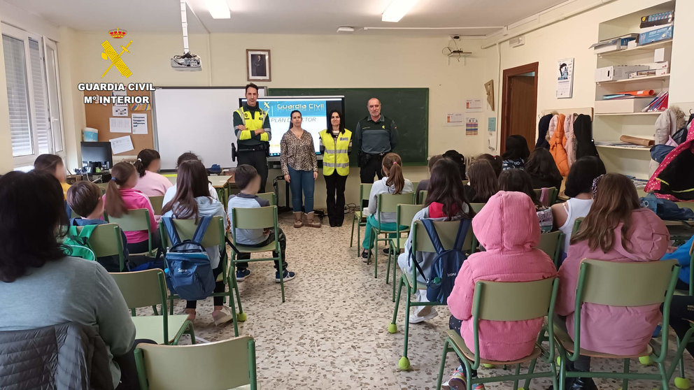 La Guardia Civil imparte varias conferencias sobre acoso escolar y seguridad vial a los alumnos del CRA Vegacemar de San Justo de la Vega (León)