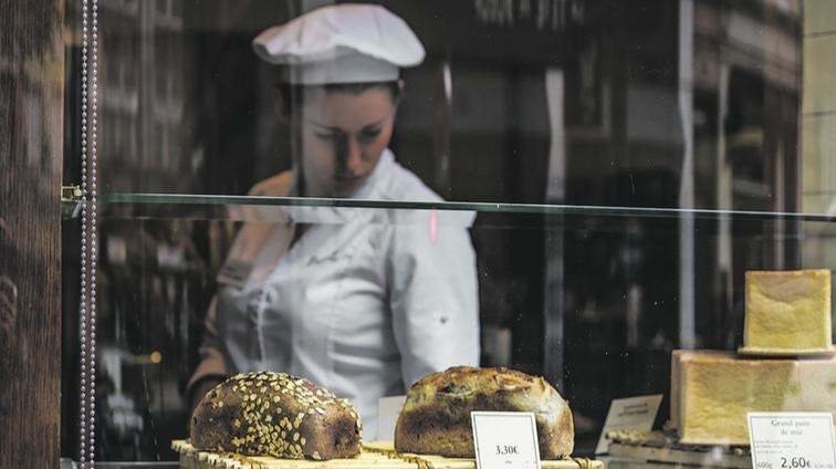 Mujer trabajando en una panadería