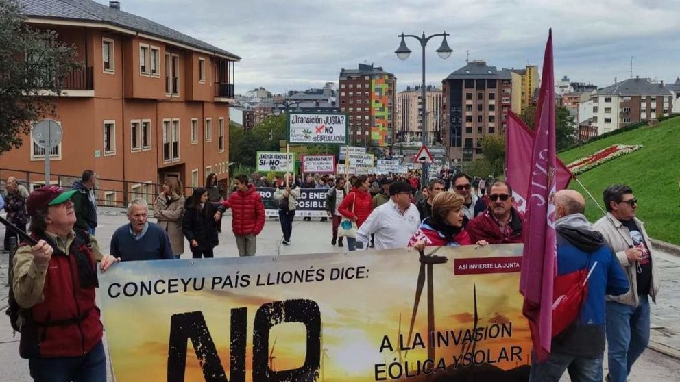 Conceyu País Lionés en la manifestación de apoyo a la montaña berciana ante la invasión eólica y solar