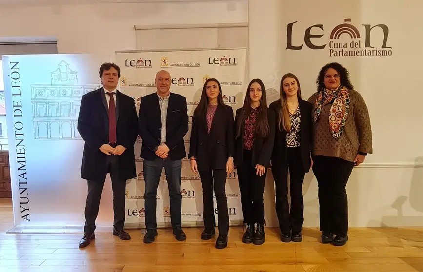 La concejala de Bienestar Social y Juventud del Ayuntamiento de Le&oacute;n, Vera L&oacute;pez, present&oacute; hoy la aplicaci&oacute;n m&oacute;vil 'Tuhogar mun', una iniciativa desarrollada por tres alumnas del colegio Divina Pastora de Le&oacute;n