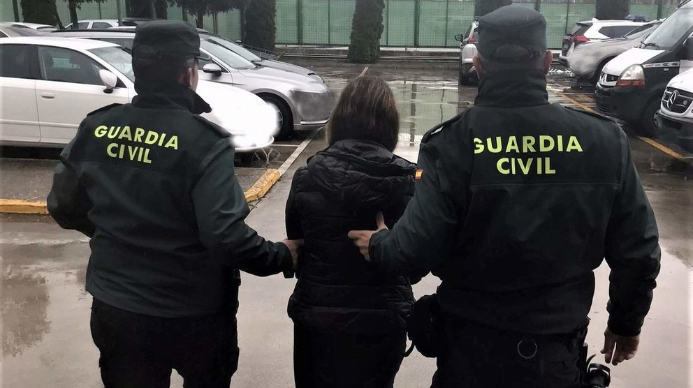 La Guardia Civil detiene a una mujer por un delito de estafa y otro de apropiación indebida de una tarjeta de débito