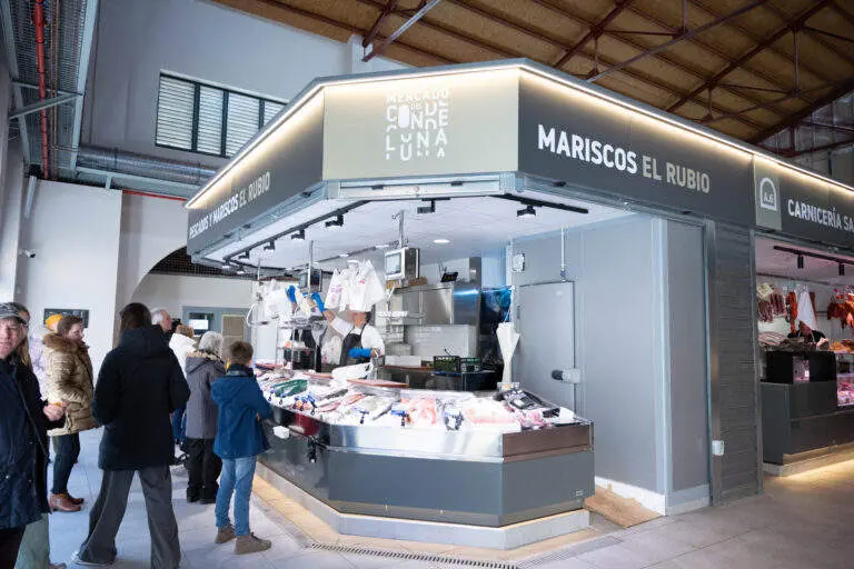 El Mercado del Conde Luna celebra con entusiasmo la culminaci&oacute;n exitosa de la primera fase de su ambiciosa reforma. La inauguraci&oacute;n de los nuevos puestos ha generado una gran expectaci&oacute;n tanto entre comerciantes como clientes. A pesar de contratiempos, como la renuncia de la primera empresa adjudicataria debido a la fluctuaci&oacute;n en los costos de los materiales, los trabajos de remodelaci&oacute;n contin&uacute;an a buen ritmo, respaldados por una inversi&oacute;n total de 2.185.000 euros.

Los comerciantes han trasladado sus negocios a los reci&eacute;n estrenados puestos, dise&ntilde;ados espec&iacute;ficamente para satisfacer sus necesidades. Aunque el plazo m&aacute;ximo para la conclusi&oacute;n de las obras, establecido en el 30 de junio por el Ayuntamiento de Le&oacute;n y el Gobierno de Espa&ntilde;a, est&aacute; en marcha, se espera que se completen incluso antes.

La segunda fase de la remodelaci&oacute;n se enfocar&aacute; en mejoras clave, como la eficiencia energ&eacute;tica, climatizaci&oacute;n y est&eacute;tica de los puestos restantes. A pesar de haberse instalado en los nuevos espacios con adaptaciones que satisfacen sus necesidades individuales, los comerciantes aguardan algunos detalles por pulir. Se anticipa una transformaci&oacute;n en la segunda mitad del mercado, con la introducci&oacute;n de cuatro grandes islas centrales, un &aacute;rea polivalente y un punto de recogida para compras online.

Simult&aacute;neamente, el Ayuntamiento de Le&oacute;n est&aacute; inmerso en la licitaci&oacute;n de los puestos vacantes, con planes estrat&eacute;gicos para ajustar la distribuci&oacute;n del espacio seg&uacute;n la demanda del sector. La intenci&oacute;n es fomentar actividades innovadoras, como las gastrotiendas, aline&aacute;ndose con la visi&oacute;n de revitalizar y modernizar este emblem&aacute;tico mercado Imagen FELE