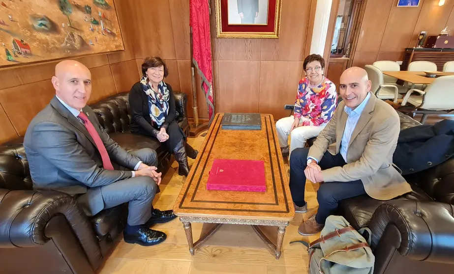 El alcalde de Le&oacute;n, Jos&eacute; Antonio Diez, ha recibido este mi&eacute;rcoles a la escritora Nativel Preciado quien le ha presentado su &uacute;ltimo libro 'Palabras para Olivia', de la editorial Espasa.