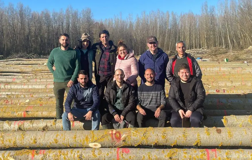 Alexey Valero y Rodrigo Ar&eacute;valo (en el centro, sentados), ganadores de los premios 'Bosques y R&iacute;os' en su edici&oacute;n 2023, realizando la toma de datos de sus trabajos.