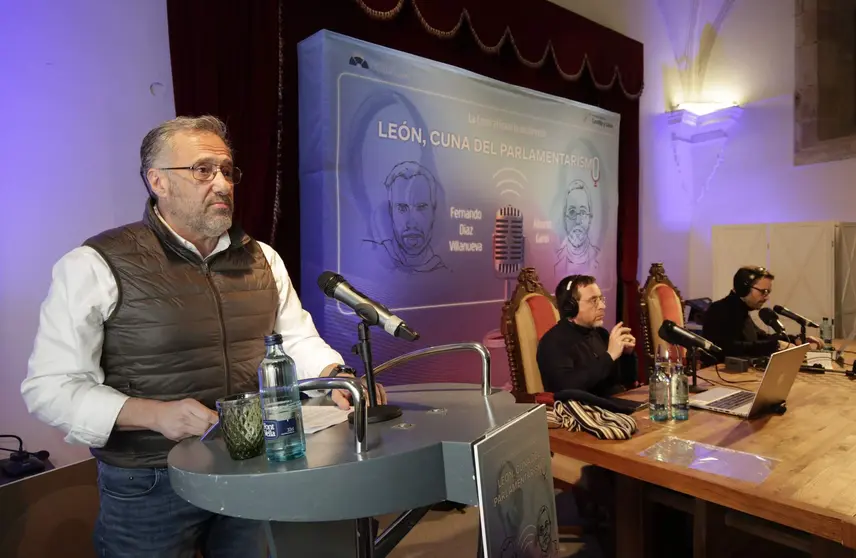 FCyL y Cortes. El presidente de las Cortes en la grabaci&oacute;n del p&oacute;dcast 'La Contrahistoria' en San Isidoro