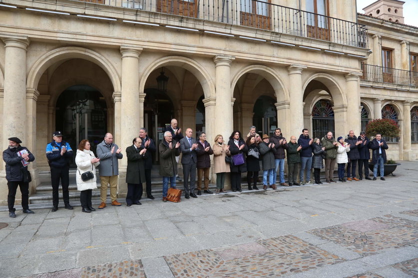 Minuto de silencio 11M en el Ayuntamiento de León