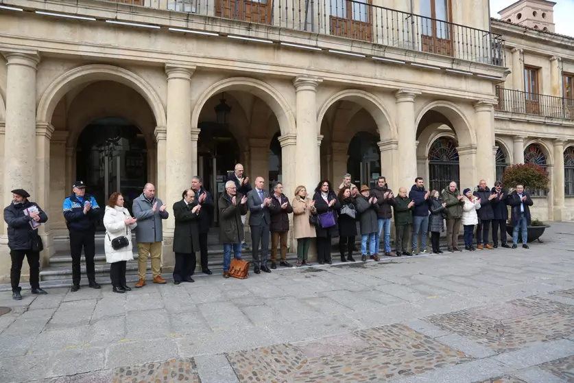 Minuto de silencio 11M en el Ayuntamiento de Le&oacute;n