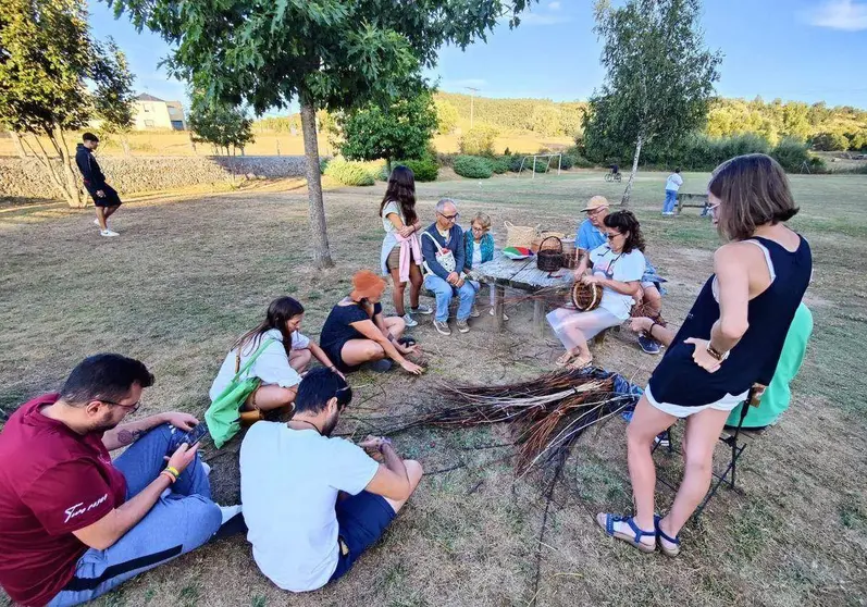 Foto de archivo de una estudiante de la ULE realizando practicas en Campus Rural el pasado a&ntilde;o-01
