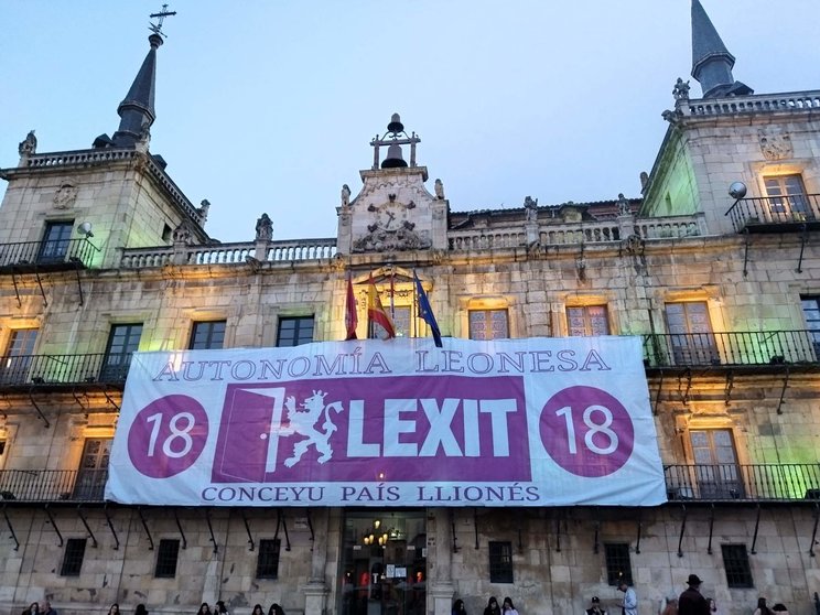 Pancarta LEXIT edificio Ayuntamiento Plaza Mayor de León