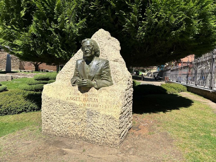 El Ayuntamiento de León realiza trabajos de limpieza y mantenimiento de las esculturas del Parque del Cid