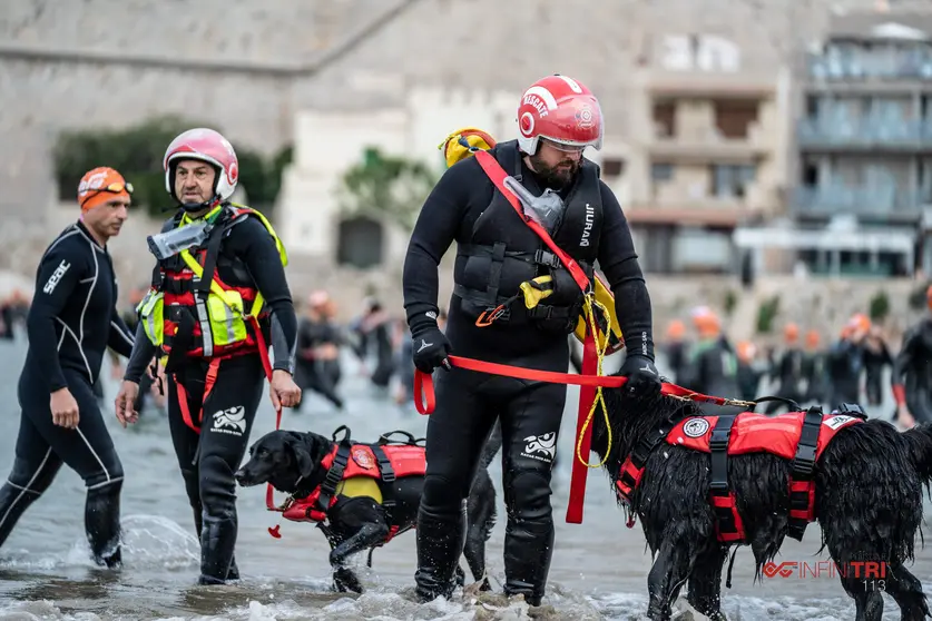 El Grupo de Rescate y Salvamento Canino (GRESCAN) volvi&oacute; a prestar sus servicios en el Infinitri Half Triatlon Pe&ntilde;iscola