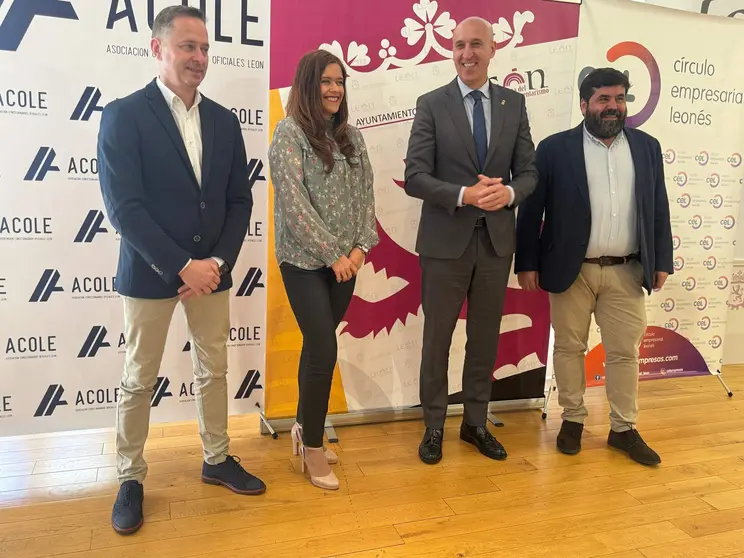 El Palacio de Exposiciones de Le&oacute;n Acoge el VI Sal&oacute;n del Veh&iacute;culo Nuevo y Kil&oacute;metro Cero