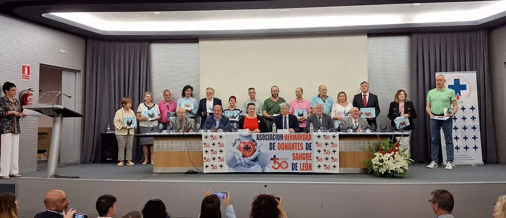 Grupo de Grandes Donantes igual o m&aacute;s de cien donaciones Foto archivo