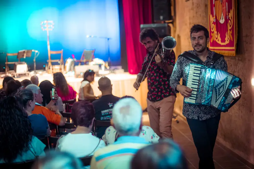 El reconocido d&uacute;o castellano, formado por Jorge Arribas y Diego Galaz, ofrece un directo que conecta con las m&uacute;sicas de ra&iacute;z, explorando nuestra esencia como pueblo y cultura. El espect&aacute;culo recorre los ritmos populares de la Pen&iacute;nsula Ib&eacute;rica, ofreciendo una experiencia vital y en&eacute;rgica con melod&iacute;as tradicionales y composiciones propias a ritmo de valses, jotas, pasodobles, charros, ruedas y seguidillas.

Un Recorrido por la Tradici&oacute;n
Desde su acorde&oacute;n y viol&iacute;n, hasta instrumentos ins&oacute;litos como el serrucho y la silla de camping, Jorge Arribas y Diego Galaz nos traen un sonido &uacute;nico que evoca la tradici&oacute;n. Utilizando materiales reutilizados, como una gaita hecha con una caja de vino y cucharas y sartenes, el d&uacute;o recuerda la creatividad y la imaginaci&oacute;n de los pueblos, especialmente en tiempos de pobreza y crisis.

Jorge Arribas toca el acorde&oacute;n, ala de buitre, gaita box de vino, flauta silla de camping, basuri y recogeval.
Diego Galaz se encarga del viol&iacute;n, serrucho, zanfona, mandolina, cucharas, sart&eacute;n y huesera.

Un Proyecto que Transciende la M&uacute;sica
FET&Eacute;N FET&Eacute;N es mucho m&aacute;s que el proyecto musical de Jorge Arribas y Diego Galaz; es el lenguaje del alma hecho armon&iacute;a. Con m&aacute;s de mil conciertos alrededor del mundo, Diego y Jorge han demostrado su talento y su capacidad para conectar con el p&uacute;blico a trav&eacute;s de sus espect&aacute;culos din&aacute;micos y divertidos.

En cada concierto, FET&Eacute;N FET&Eacute;N convierte su actuaci&oacute;n en una gran fiesta. Un ejemplo destacado fue su presentaci&oacute;n en el Teatro Circo Price de Madrid, donde reunieron a varias generaciones de m&uacute;sicos, desde Joaqu&iacute;n D&iacute;az y Rozal&eacute;n hasta El Nido y El Naan, ante un p&uacute;blico entregado a las m&uacute;sicas de ra&iacute;z de nuestra tierra.

Integraci&oacute;n en los Circuitos Esc&eacute;nicos de Castilla y Le&oacute;n
Este evento forma parte de la programaci&oacute;n de los Circuitos Esc&eacute;nicos de Castilla y Le&oacute;n, ofreciendo una oportunidad imperdible para disfrutar de la esencia de nuestra cultura a trav&eacute;s de la m&uacute;sica de FET&Eacute;N FET&Eacute;N. No te pierdas este vibrante espect&aacute;culo en el MIHACALE de Gordoncillo