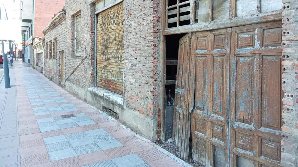 Antiguas Bodegas Armando en el Paseo de Salamanca, cuya puerta ha sido forzada nuevamente.