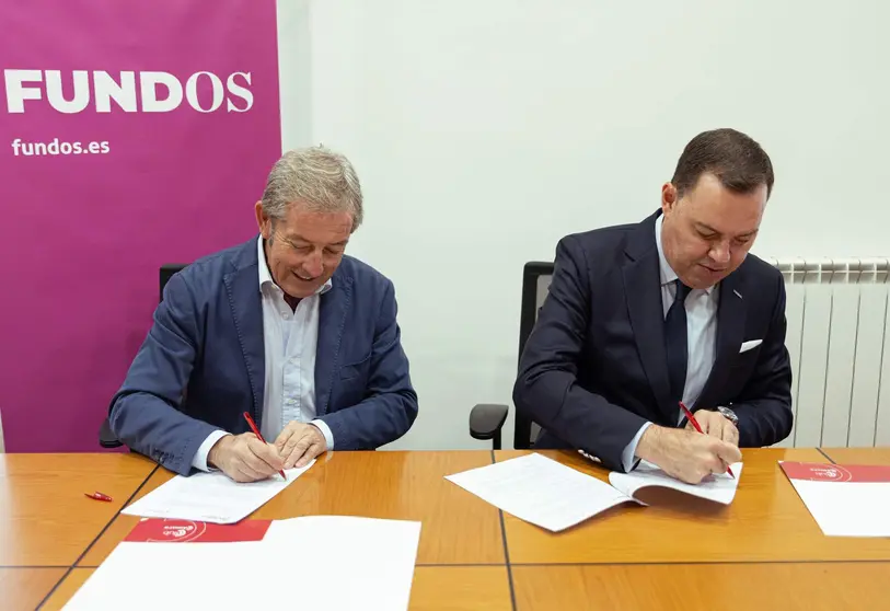Javier Vega, presidente de la C&aacute;mara de Comercio de Le&oacute;n y Jos&eacute; Mar&iacute;a Viejo, director de FUNDOS durante la firma del convenio.