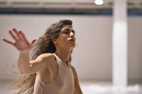 El viernes 13 de septiembre, a las 19:30 horas, la bailarina Sabela Mendoza presentar&aacute; su performance Doblez