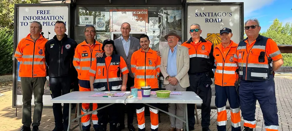 El Alcalde de Le&oacute;n junto a la Agrupaci&oacute;n Municipal de Voluntarios de Protecci&oacute;n Civil de Le&oacute;n.