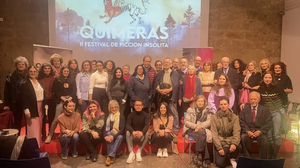 Foto de familia del p&uacute;blico que asisti&oacute; a la &uacute;ltima jornada, con los autores y el equipo organizador de Quimeras